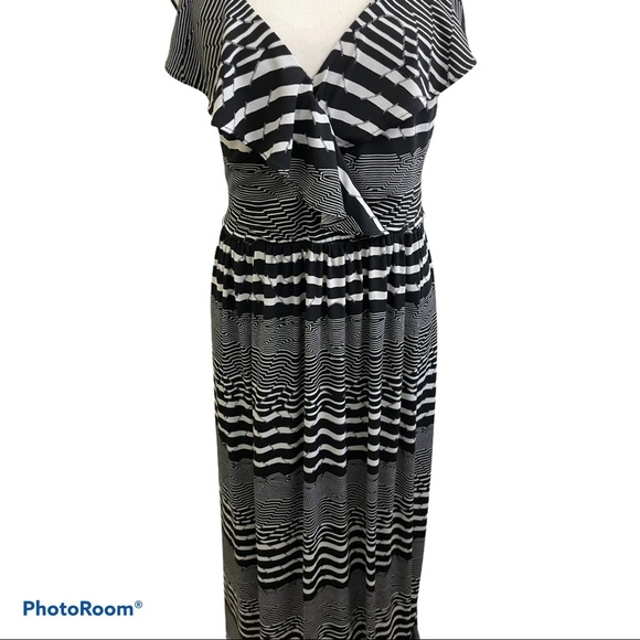 Betsy Johnson maxi ruffle black white dress. Size 4 - Picture 3 of 13